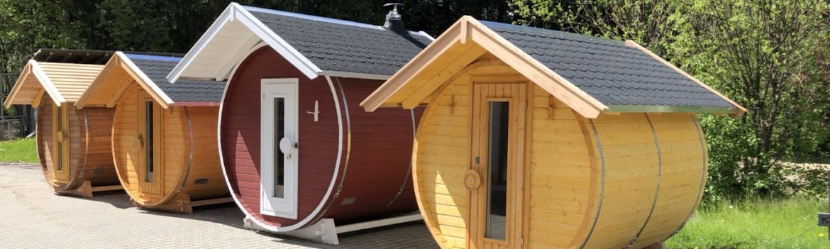 Fasssauna aus Holzfässern im Fassladen